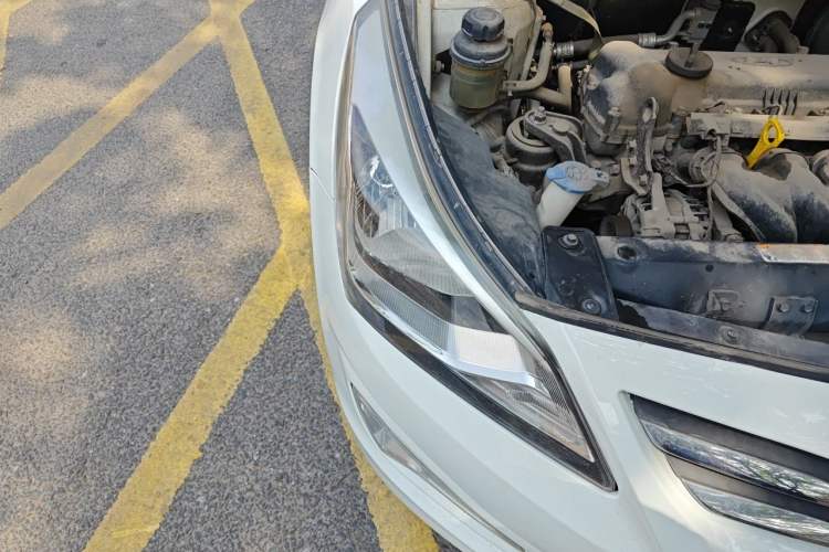 Used Hyundai Verna (older generation) 2014 1.4L Automatic Smart GLS Right Front Headlight