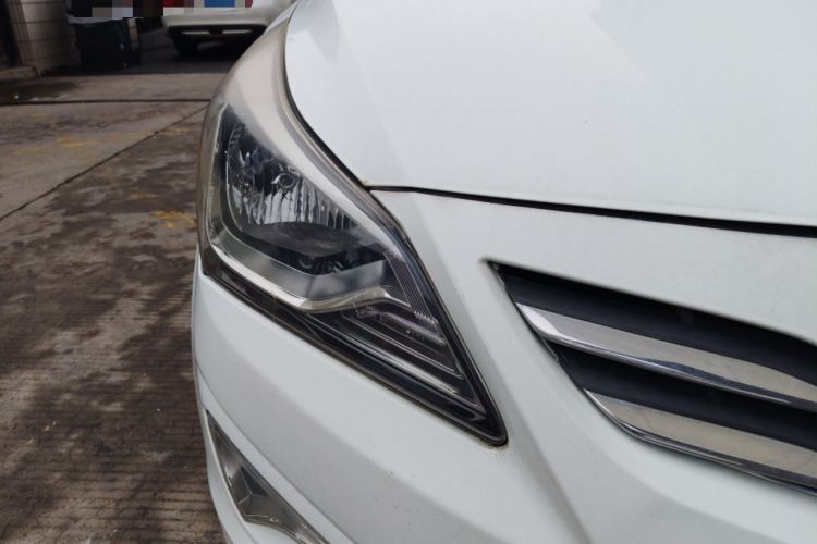 Used Hyundai Verna (older generation) 2014 1.4L Automatic Smart GLS Right Front Headlight