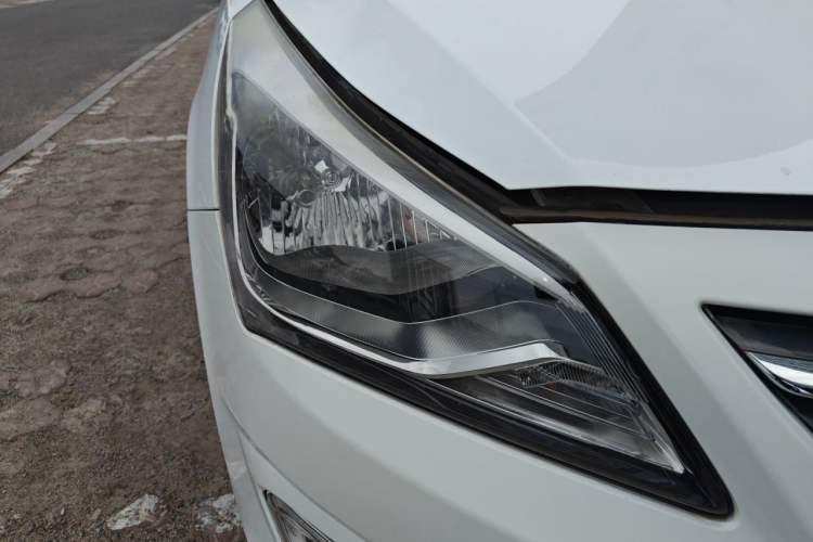 Used Hyundai Verna (older generation) 2014 1.4L Manual Smart GLS Trim Right Front Headlight