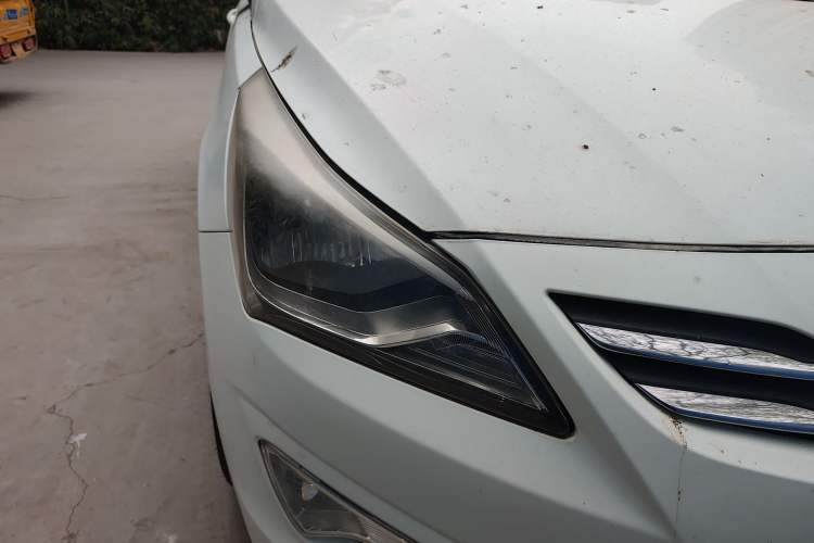 Used Hyundai Verna (older generation) 2014 1.4L Manual Smart GLS Trim Right Front Headlight