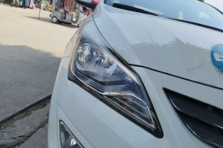 Used Hyundai Verna (older generation) 2014 1.4L Manual Smart GLS Trim Right Front Headlight