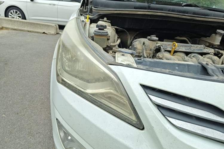 Used Hyundai Verna (older generation) 2014 1.4L Manual Smart GLS Trim Right Front Headlight