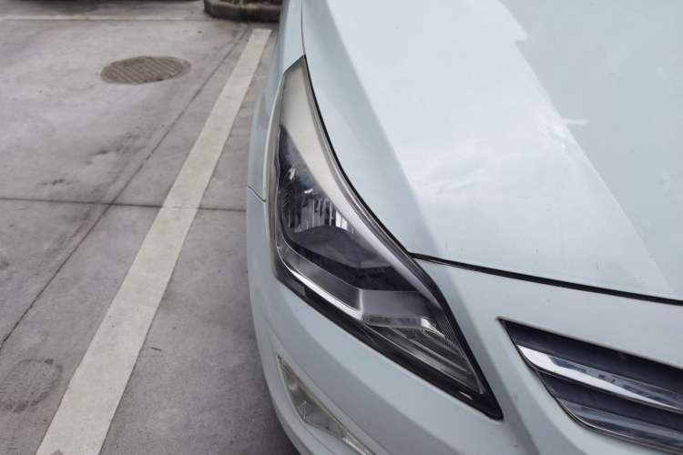 Used Hyundai Verna (older generation) 2014 1.4L Manual Smart GLS Trim Right Front Headlight