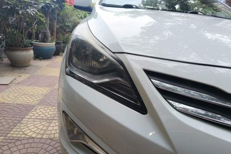 Used Hyundai Verna (older generation) 2014 1.4L Manual Smart GLS Trim Right Front Headlight