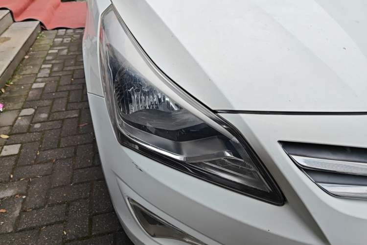 Used Hyundai Verna (older generation) 2014 1.4L Manual Smart GLS Trim Right Front Headlight