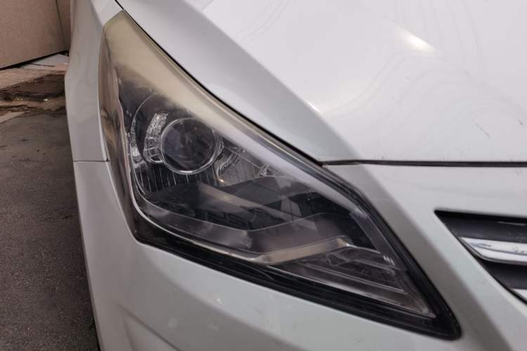 Used Hyundai Verna (older generation) 2014 1.4L Manual Smart GLS Trim Right Front Headlight