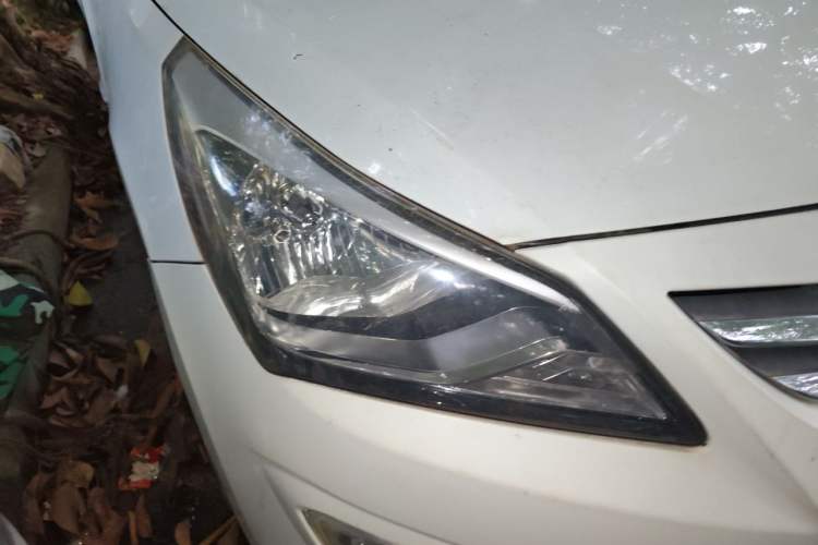 Used Hyundai Verna (older generation) 2014 1.4L Automatic Smart GLS Right Front Headlight