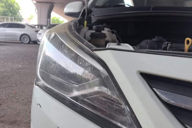 Used Hyundai Verna (older generation) 2014 1.4L Manual Smart GLS Trim Right Front Headlight