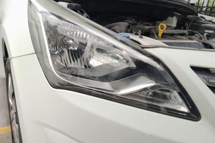 Used Hyundai Verna (older generation) 2014 1.4L Manual Smart GLS Trim Right Front Headlight