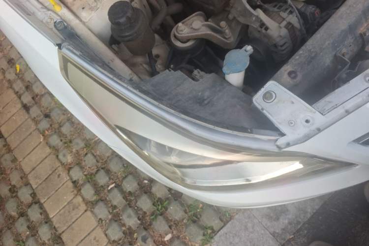 Used Hyundai Verna (older generation) 2014 1.4L Manual Smart GLS Trim Right Front Headlight