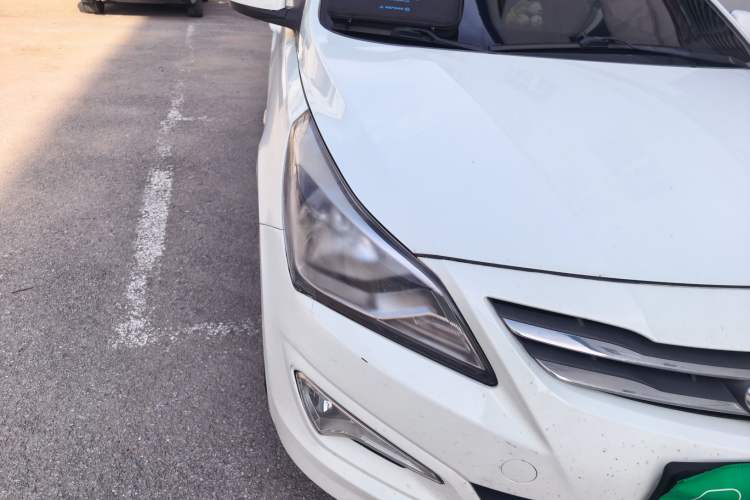 Used Hyundai Verna (older generation) 2014 1.4L Manual Smart GLS Trim Right Front Headlight