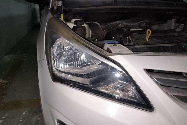 Used Hyundai Verna (older generation) 2014 1.4L Manual Smart GLS Trim Right Front Headlight