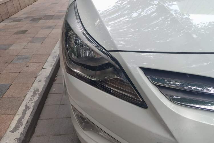 Used Hyundai Verna (older generation) 2014 1.4L Automatic Smart GLS Right Front Headlight