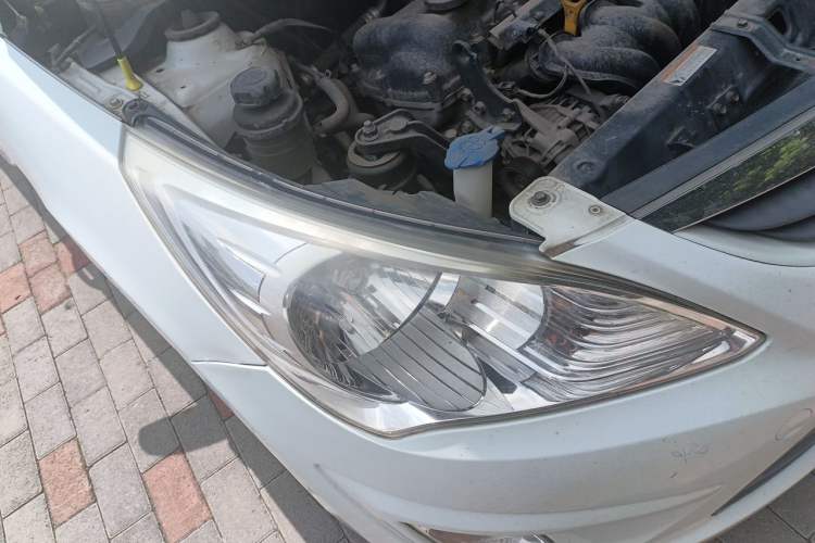 Used Hyundai Verna (older generation) 2014 1.4L Manual Smart GLS Trim Right Front Headlight
