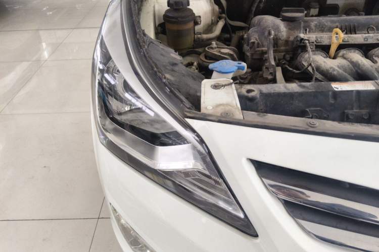 Used Hyundai Verna (older generation) 2014 1.4L Manual Smart GLS Trim Right Front Headlight