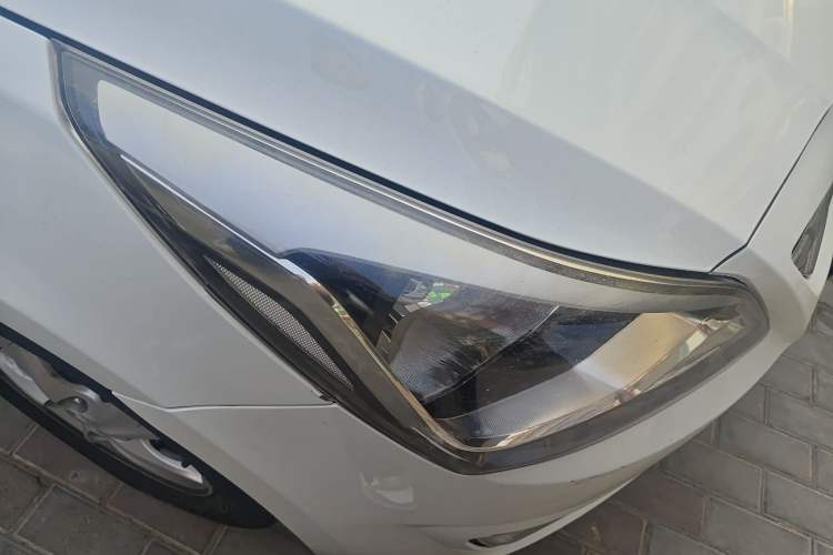 Used Hyundai Verna (older generation) 2014 1.4L Automatic Smart GLS Right Front Headlight