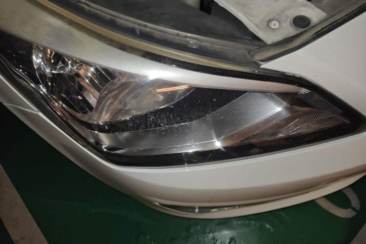 Used Hyundai Verna (older generation) 2014 1.4L Automatic Smart GLS Right Front Headlight