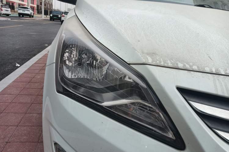 Used Hyundai Verna (older generation) 2014 1.4L Manual Smart GLS Trim Right Front Headlight