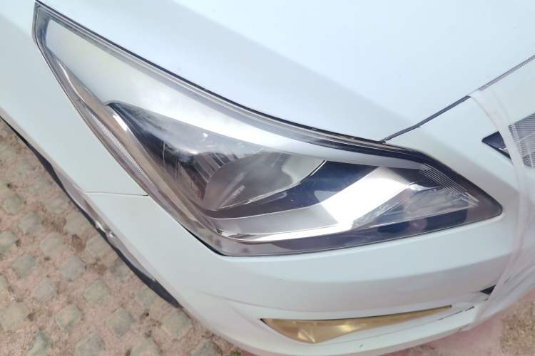 Used Hyundai Verna (older generation) 2014 1.4L Manual Smart GLS Trim Right Front Headlight