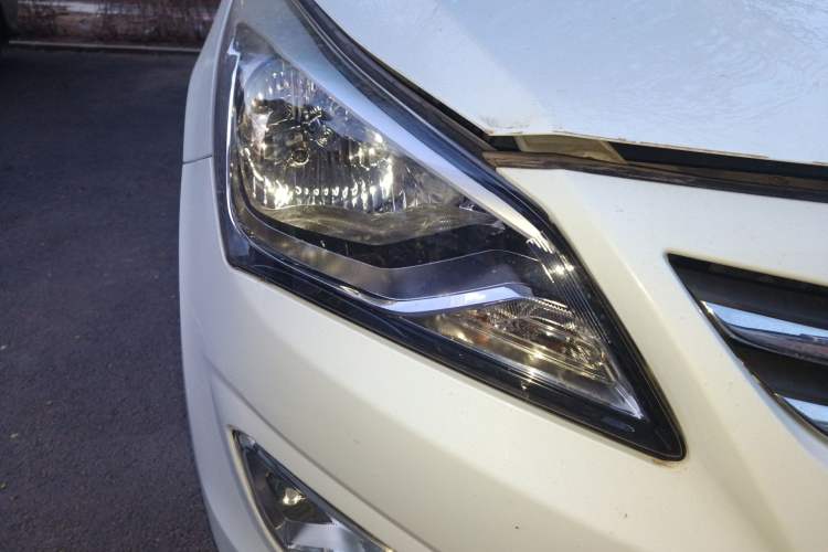 Used Hyundai Verna (older generation) 2014 1.4L Manual Smart GLS Trim Right Front Headlight