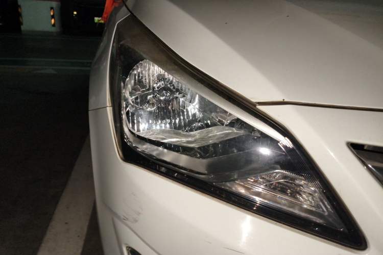 Used Hyundai Verna (older generation) 2014 1.4L Automatic Smart GLS Right Front Headlight