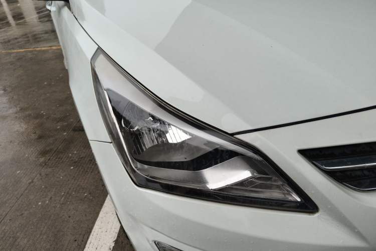 Used Hyundai Verna (older generation) 2014 1.4L Manual Smart GLS Trim Right Front Headlight