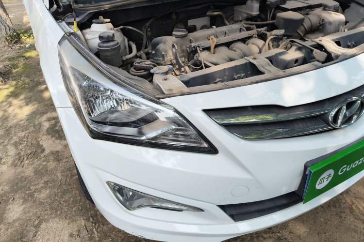 Used Hyundai Verna (older generation) 2014 1.4L Manual Smart GLS Trim Right Front Headlight