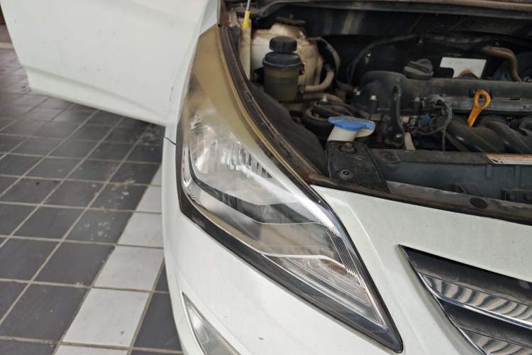 Used Hyundai Verna (older generation) 2014 1.4L Automatic Smart GLS Right Front Headlight