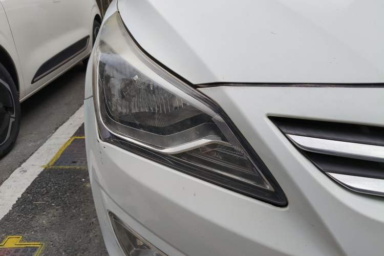 Used Hyundai Verna (older generation) 2014 1.4L Automatic Smart GLS Right Front Headlight