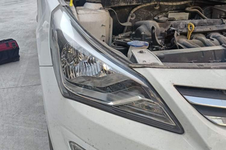 Used Hyundai Verna (older generation) 2014 1.4L Manual Smart GLS Trim Right Front Headlight