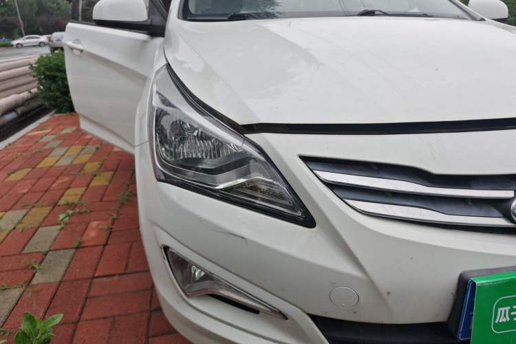 Used Hyundai Verna (older generation) 2014 1.4L Manual Smart GLS Trim Right Front Headlight