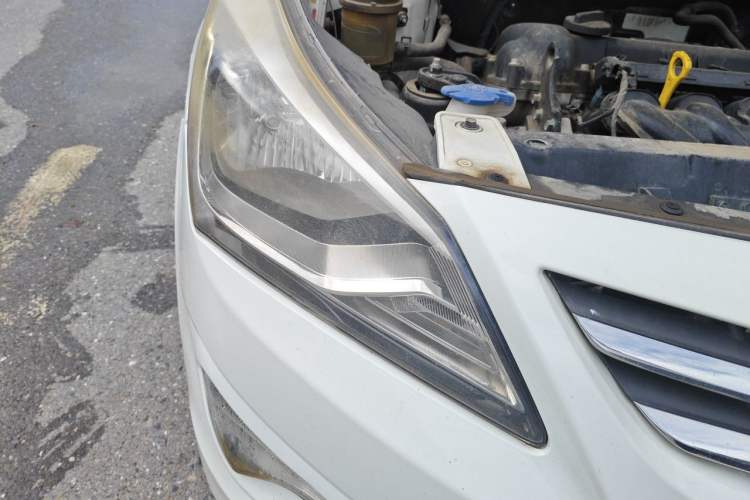 Used Hyundai Verna (older generation) 2014 1.4L Manual Smart GLS Trim Right Front Headlight