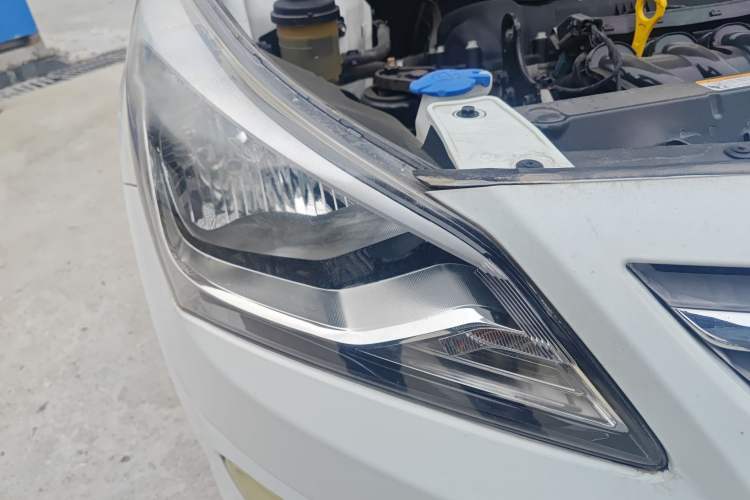 Used Hyundai Verna (older generation) 2014 1.4L Manual Smart GLS Trim Right Front Headlight