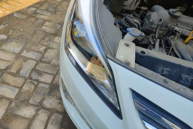 Used Hyundai Verna (older generation) 2014 1.4L Automatic Smart GLS Right Front Headlight