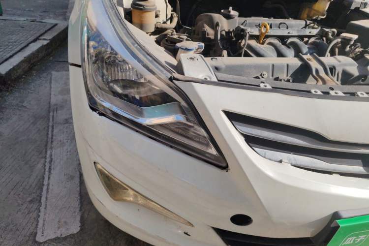 Used Hyundai Verna (older generation) 2014 1.4L Manual Smart GLS Trim Right Front Headlight