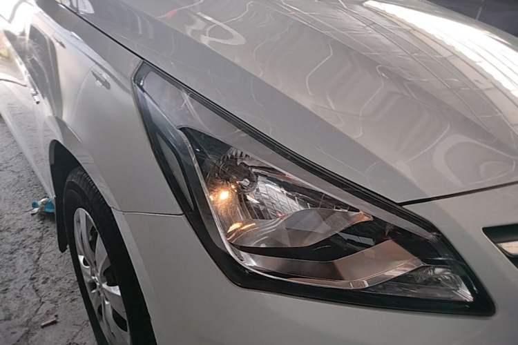 Used Hyundai Verna (older generation) 2014 1.4L Manual Smart GLS Trim Right Front Headlight