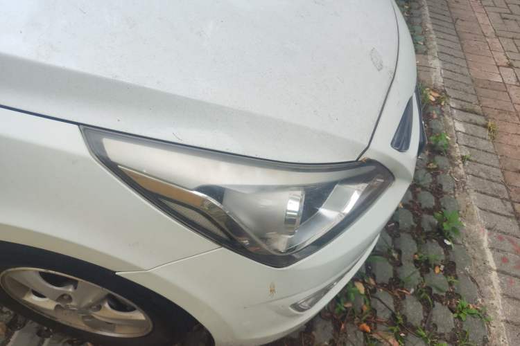 Used Hyundai Verna (older generation) 2014 1.4L Automatic Leading-Edge GLX Right Front Headlight