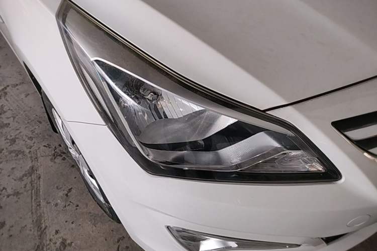 Used Hyundai Verna (older generation) 2014 1.4L Manual Smart GLS Trim Right Front Headlight
