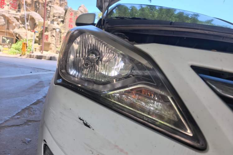 Used Hyundai Verna (older generation) 2014 1.4L Automatic Leading-Edge GLX Right Front Headlight