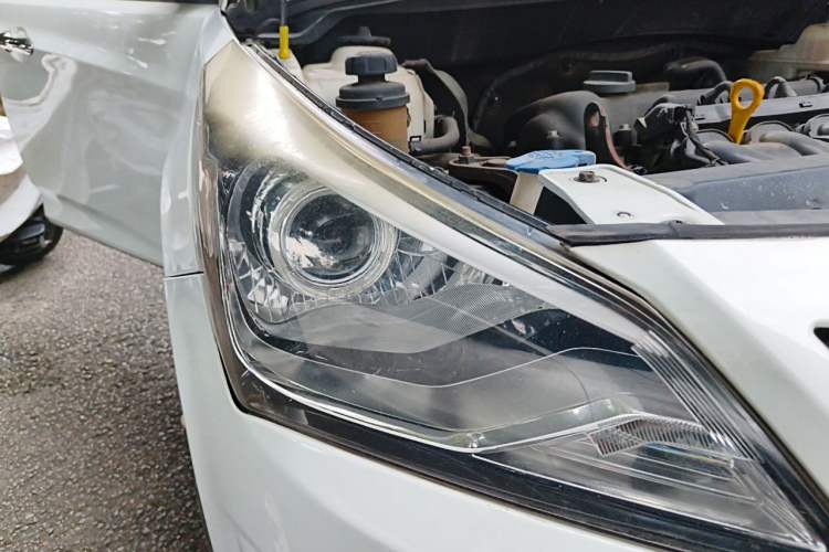Used Hyundai Verna (older generation) 2014 1.4L Automatic Smart GLS Right Front Headlight