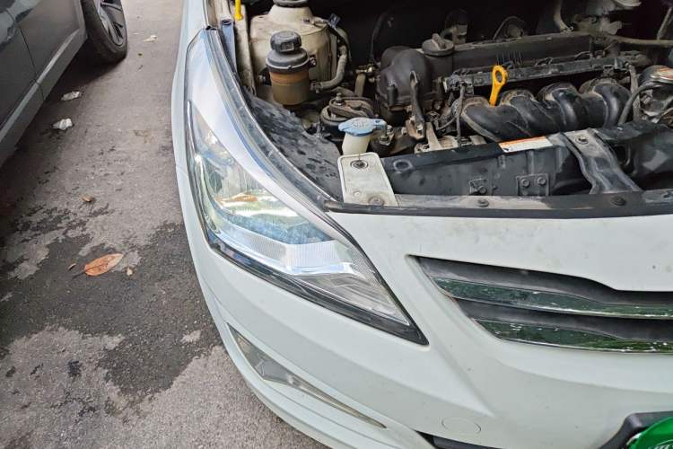 Used Hyundai Verna (older generation) 2014 1.4L Automatic Smart GLS Right Front Headlight