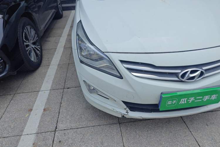 Used Hyundai Verna (older generation) 2014 1.4L Manual Smart GLS Trim Right Front Headlight