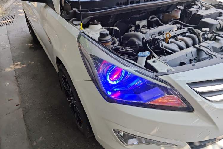 Used Hyundai Verna (older generation) 2014 1.4L Manual Smart GLS Trim Right Front Headlight