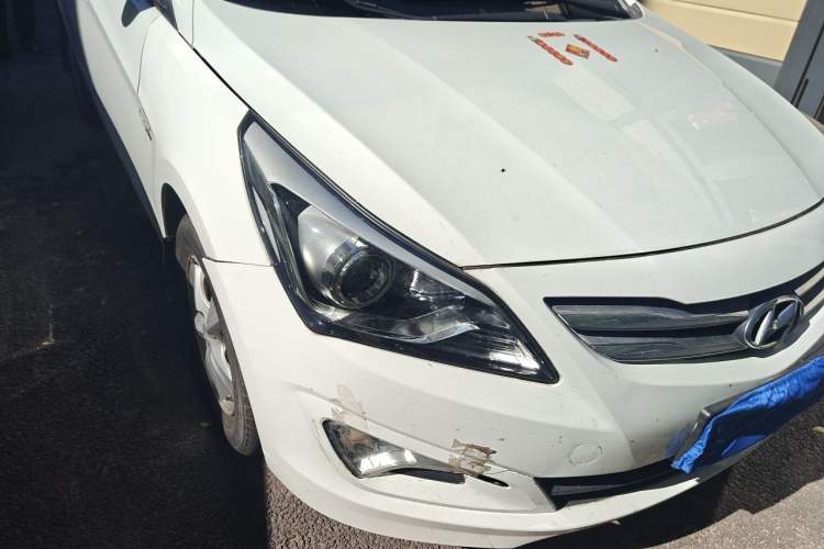 Used Hyundai Verna (older generation) 2014 1.4L Automatic Leading-Edge GLX Right Front Headlight