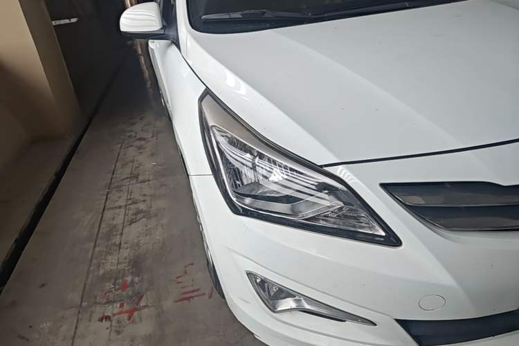 Used Hyundai Verna (older generation) 2014 1.4L Manual Smart GLS Trim Right Front Headlight