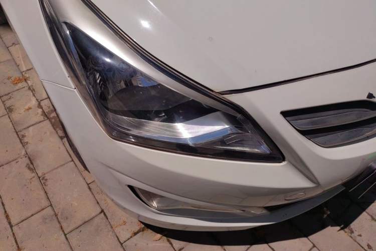 Used Hyundai Verna (older generation) 2014 1.4L Manual Smart GLS Trim Right Front Headlight