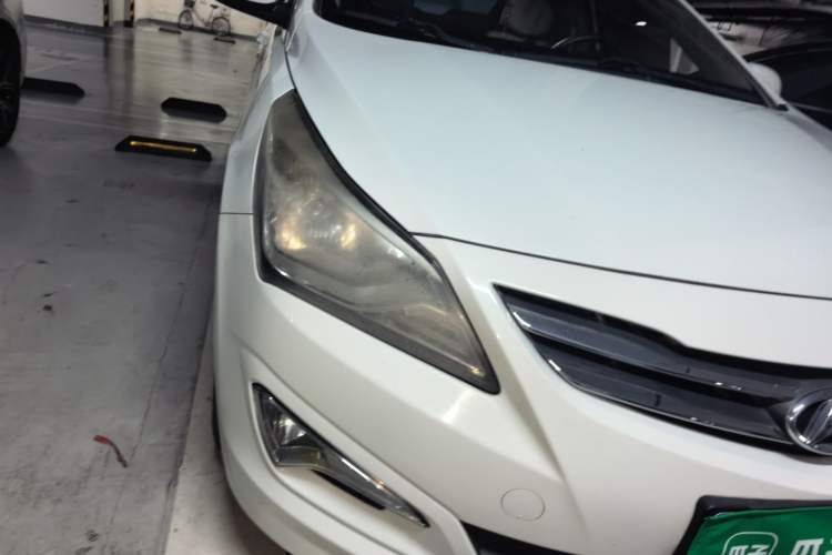 Used Hyundai Verna (older generation) 2014 1.4L Automatic Smart GLS Right Front Headlight