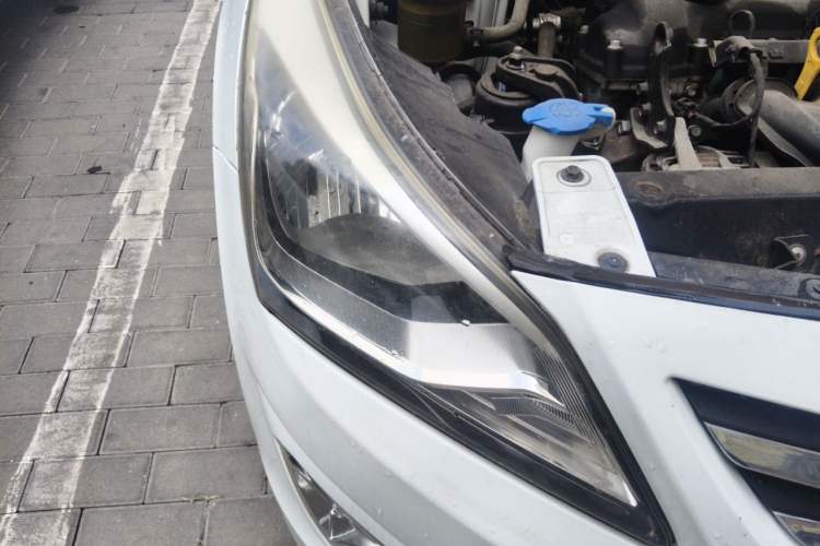 Used Hyundai Verna (older generation) 2014 1.4L Manual Smart GLS Trim Right Front Headlight