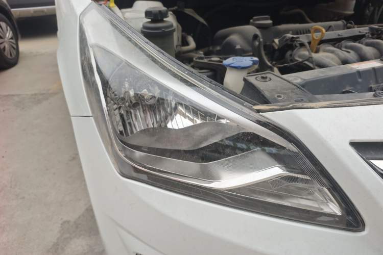 Used Hyundai Verna (older generation) 2014 1.4L Automatic Smart GLS Right Front Headlight