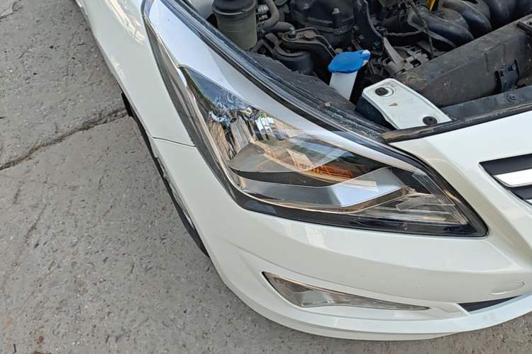 Used Hyundai Verna (older generation) 2014 1.4L Automatic Smart GLS Right Front Headlight